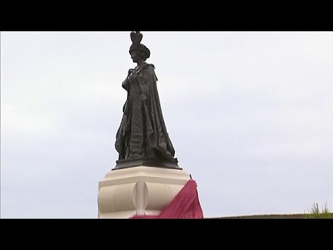 شاهد الملكة اليزابيث تدشن تمثالاً لوالدتها