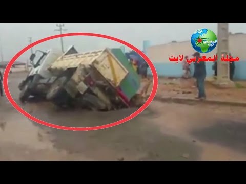 الأمطار تفضح هشاشة طريق مُعبّد
