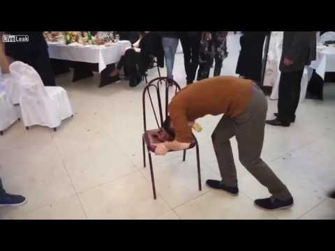 مواطن يحاول تقليد راقصة في احدى حفلات الزفاف