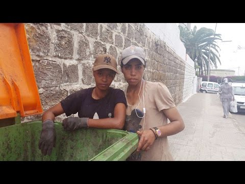 شاهد يتيمات يعشين على بقايا المخلفات