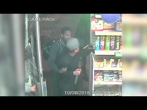 بالفيديو بريطاني ينقذ شابًا اقتحم متجره من عصابة مسلحة