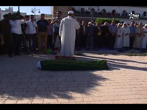 شاهد الشعب المغربي يودّع قتيل الحسيمة محسن فكري إلى مثواه الأخير