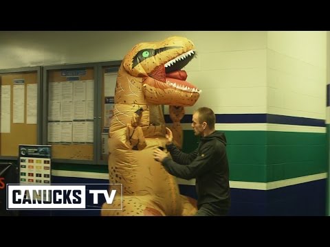 ديناصور الهالوين يفزع فريق هوكى أميركي بطريقة كبيرة