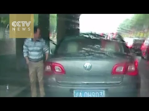 أب يوبخ بشدة ابنه على إلقاء القمامة في الشارع