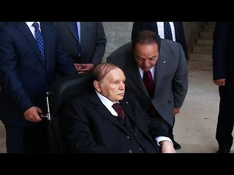 الرئيس الجزائري عبد العزيز بوتفليقة يتفقد مسجد الإمام الأعظم في العاصمة