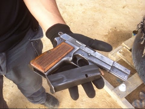 شاهد مسدسات وذخيرة حربية في شقة فرنسي‎
