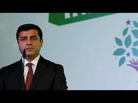 شاهد السلطات التركية توقف صلاح الدين ديمرتاش