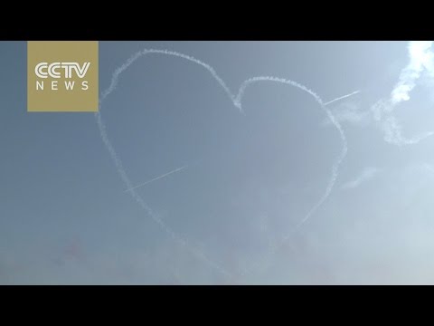 بالفيديو طائرات بريطانية ترسم قلبا يخترقه سهم بسماء الصين