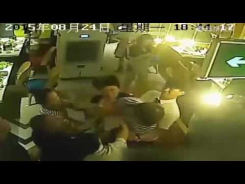 بالفيديو  نادل في مظعم يهاجم سيدة بوحشية