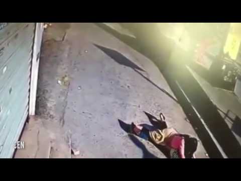 بالفيديو سيدة تخطف طفلا بالقفز فوقه في الشارع