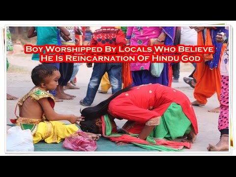 قرويون يعبدون طفلًا صغيرًا يشبه إله الحظ الهندوسي