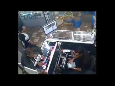 بالفيديو لحظة سرقة هاتف جوّال بطريقة ماكرة
