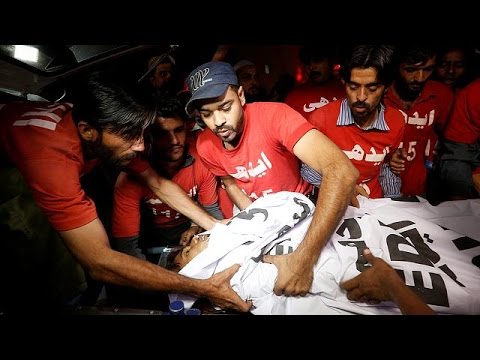 شاهد 52 قتيلاً وعشرات الجرحى في تفجير في باكستان