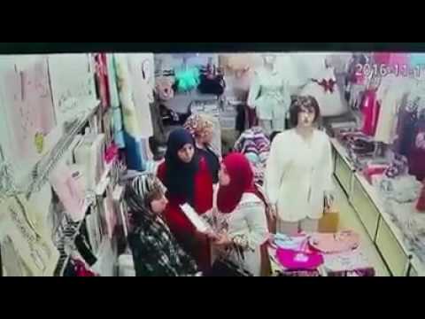لحظة سرقة امرأة لمعروضات من محل ملابس