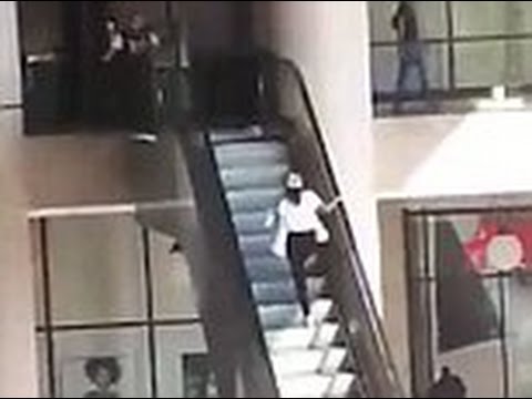 فتاة بريطانية تصعد السلالم الكهربائية في اتجاه الهبوط