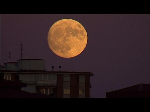 شاهد  القَمر العملاق يطلّ بدرًا أضخم مما عهدناه