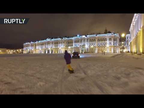 شاهد شاب مجازف يشق ساحة مركزية على لوح للتزلج