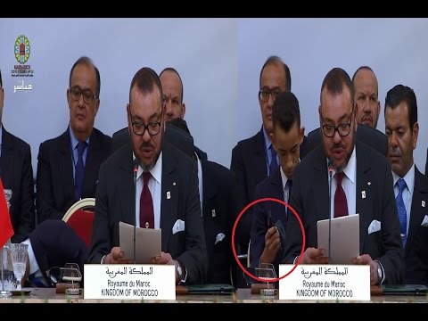 بالفيديو ولي العهد الحسن بن محمد يظهر خلف العاهل المغربي باحثًا عن شيء ما