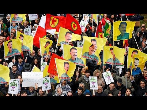 شاهد مظاهرة تركية في بروكسل للتنديد بقمع الحريات