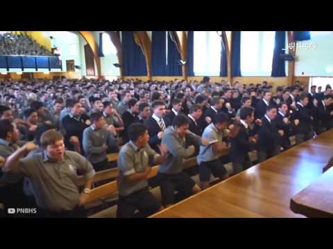 بالفيديو طلاب مدرسة يقدمون رقصة هاكا مؤثرة لتوديع معلمهم