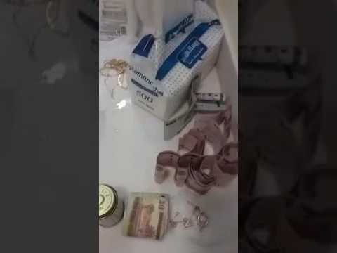 شاهد سعودي يوقف خادمة متلبسة بالسرقة