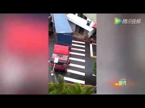 شاهد شاحنة تعبر بين مبنيين دون خسائر