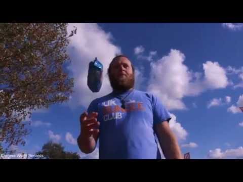 شاهد شاب يغمس البسكويت في الشاي أثناء القفز