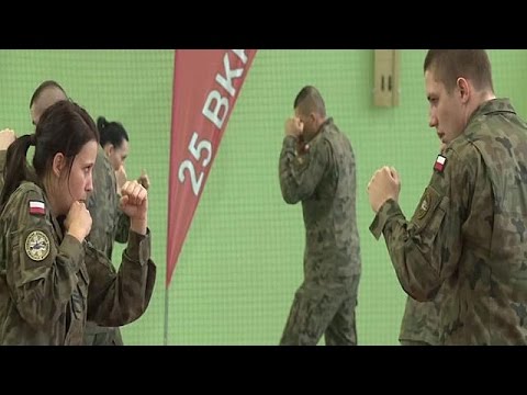 بالفيديو  مدربون عسكريون يعلمون النساء فنون الدفاع عن النفس في بولندا