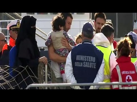 شاهد وصول سفينة إنقاذ إلى صقلية تحمل أكثر من 200 مهاجر