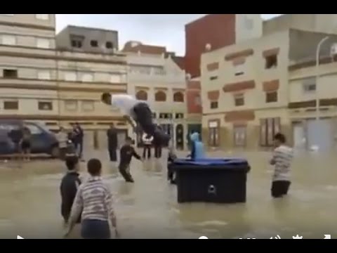بالفيديو شباب من مدينة طنجة كيتبحو بفعل مياه الفيضانات