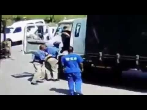 شاهد سيدة بدينة تحاول الصعود إلى شاحنة