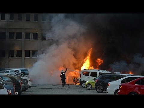 بالفيديو  مقتل شخصيْن وإصابة 16 إثر تفجير سيارة مفخَّخة في تركيا