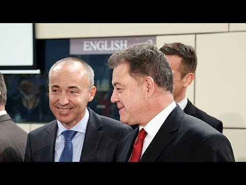 بالفيديو  وزيران بلغاريان يدخلان إلى قفص الاتهام