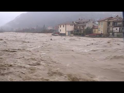 شاهد فيضانات عارمة في شمال إيطاليا وفقدان مهاجر في مياه نهر رويا