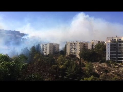 شاهد إجلاء عشرات الألاف من بيوتهم في مدينة حيفا