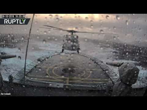 شاهد لحظة هبوط مروحية على متن سفينة حربية في ظروف قاسية