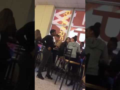 شاهد مشاجرة عنيفة بين فتاتين داخل مطعم المدرسة