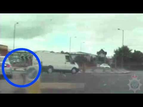 شاهد لحظة سقوط لص من سيارة