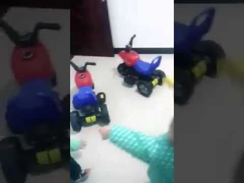 بالفيديو  ثلاثة توائم يلقنون بعضهم علقة ساخنة