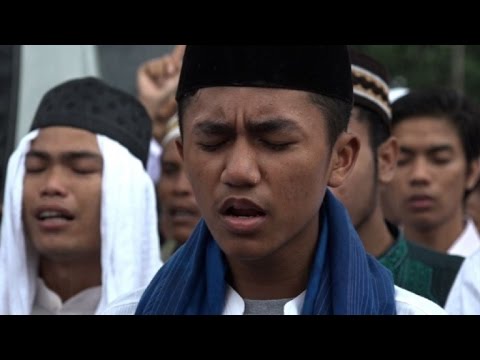 شاهد مئتا ألف مسلم يتظاهرون ضد حاكم جاكرتا