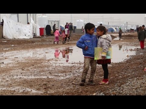 شاهد الوحول تجتاح خيم النازحين شرق الموصل