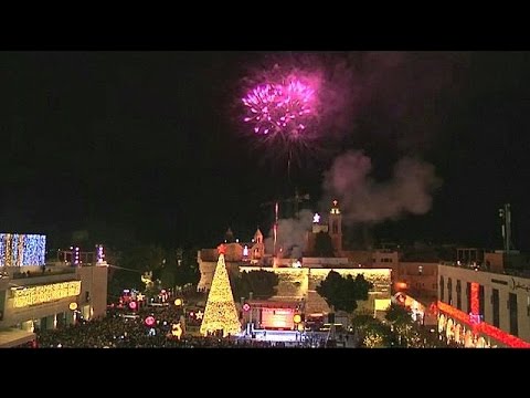 بيت لحم تضيء شجرة عيد الميلاد في ساحة كنيسة المهد في مدينة بيت لحم