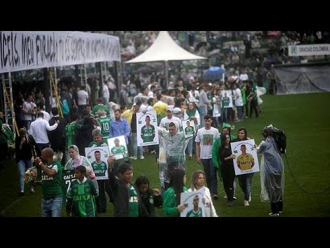 البرازيليون يودّعون فريقهم تشابكوينسي بالدموع