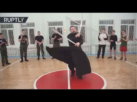 قس روسي يدرب الشباب على المهارات القتالية بالسيف