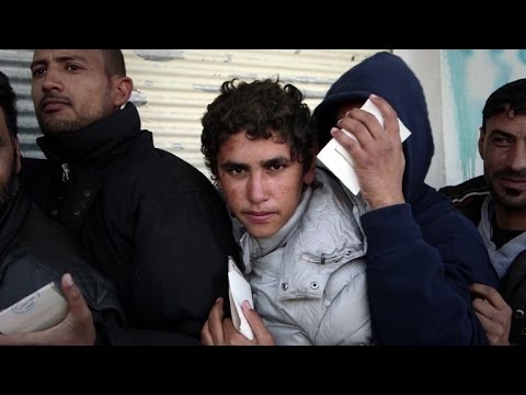 بالفيديو  نازحون عراقيون في قوقجلي يحصلون على مساعدة غذائية