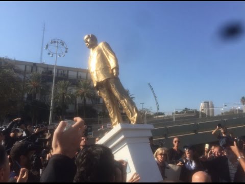 لحظة إزالة تمثال نتنياهو المطلي بالذهب من وسط تل أبيب