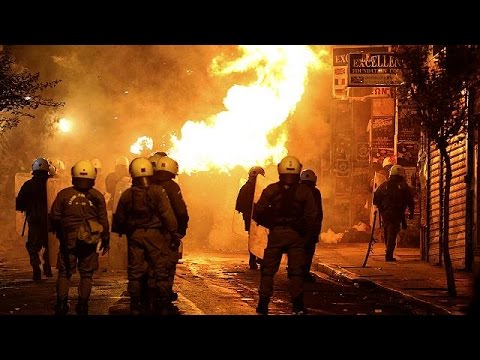 مشادات عنيفة في أثينا في ذكرى مقتل شاب برصاص الشرطة
