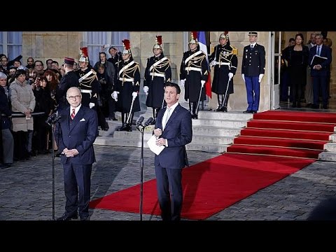 بالفيديو بيرنار كازونوف يتسلّم مهامه رئيسًا للحكومة الفرنسية من مانويل فالس