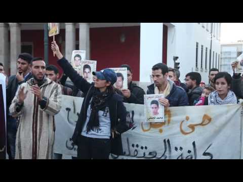 شاهد رفع صورة بائع السمك تخليدا له