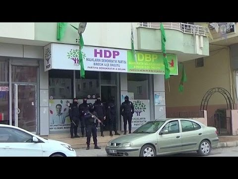 شاهد تركيا تعتقل أعضاء في حزب مؤيد للأكراد